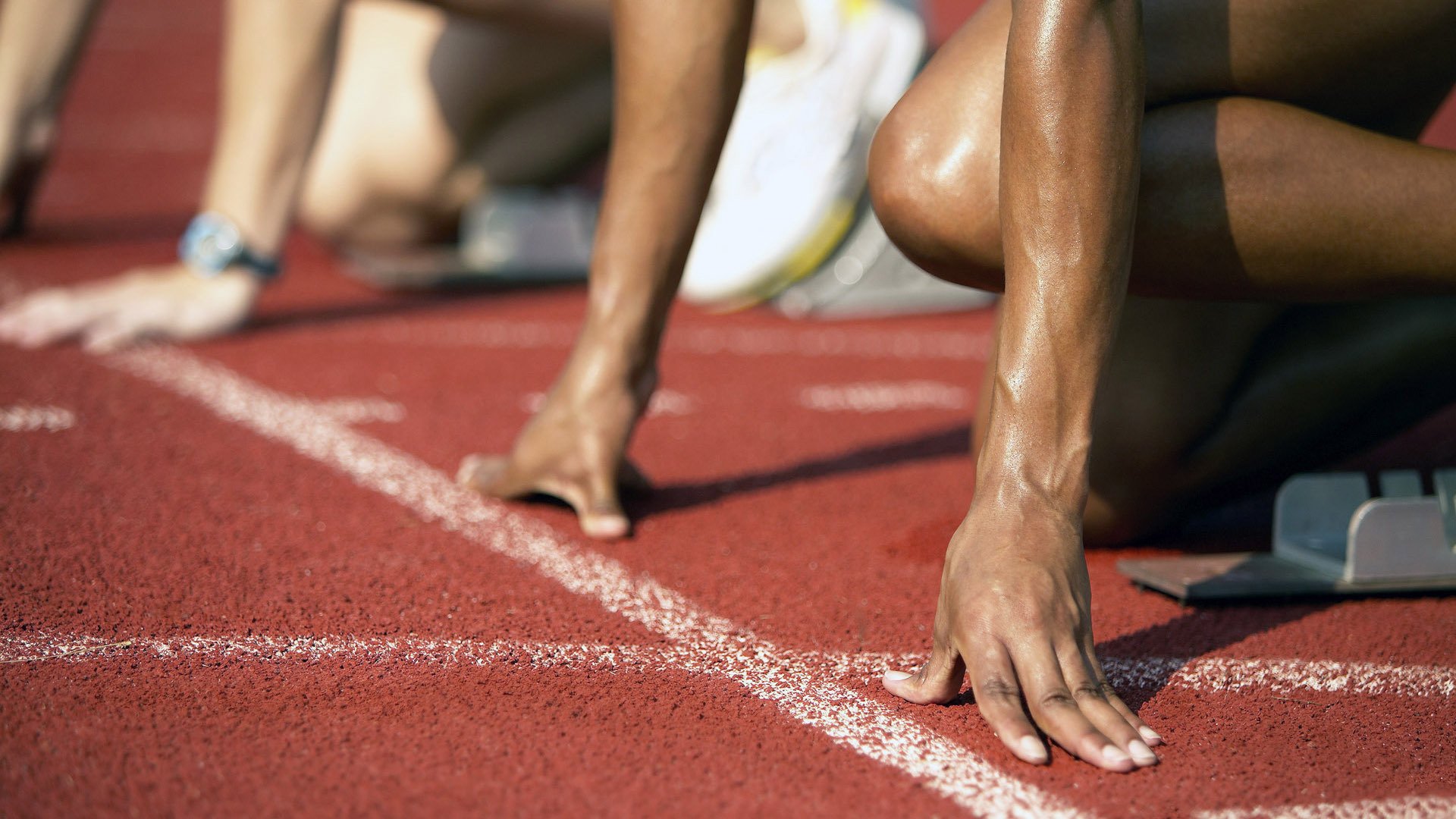 世界冠军许昕近况，现身迪士尼当“保镖”，妻子带俩娃锅盖头抢镜