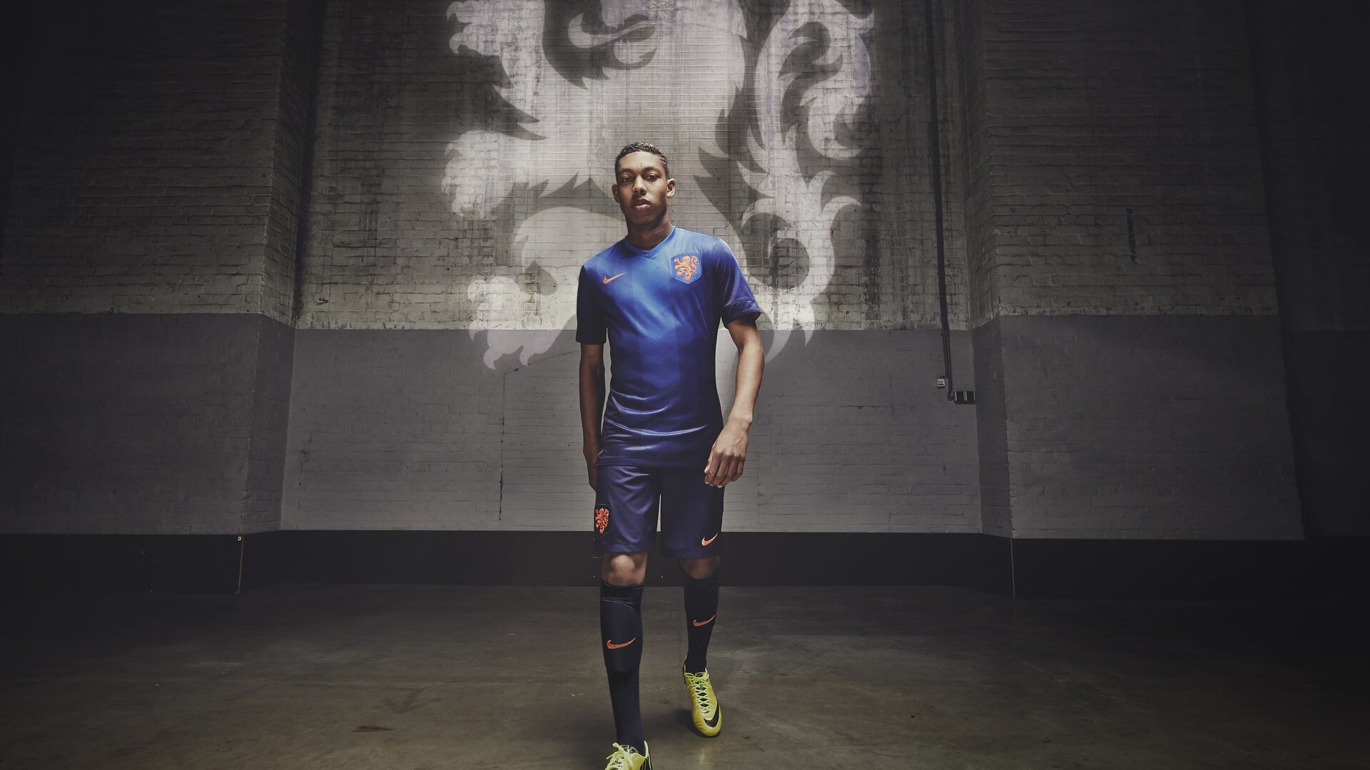 中国足球比赛直播中整场解说连贯性与评论深度提升，中国足球比赛现场