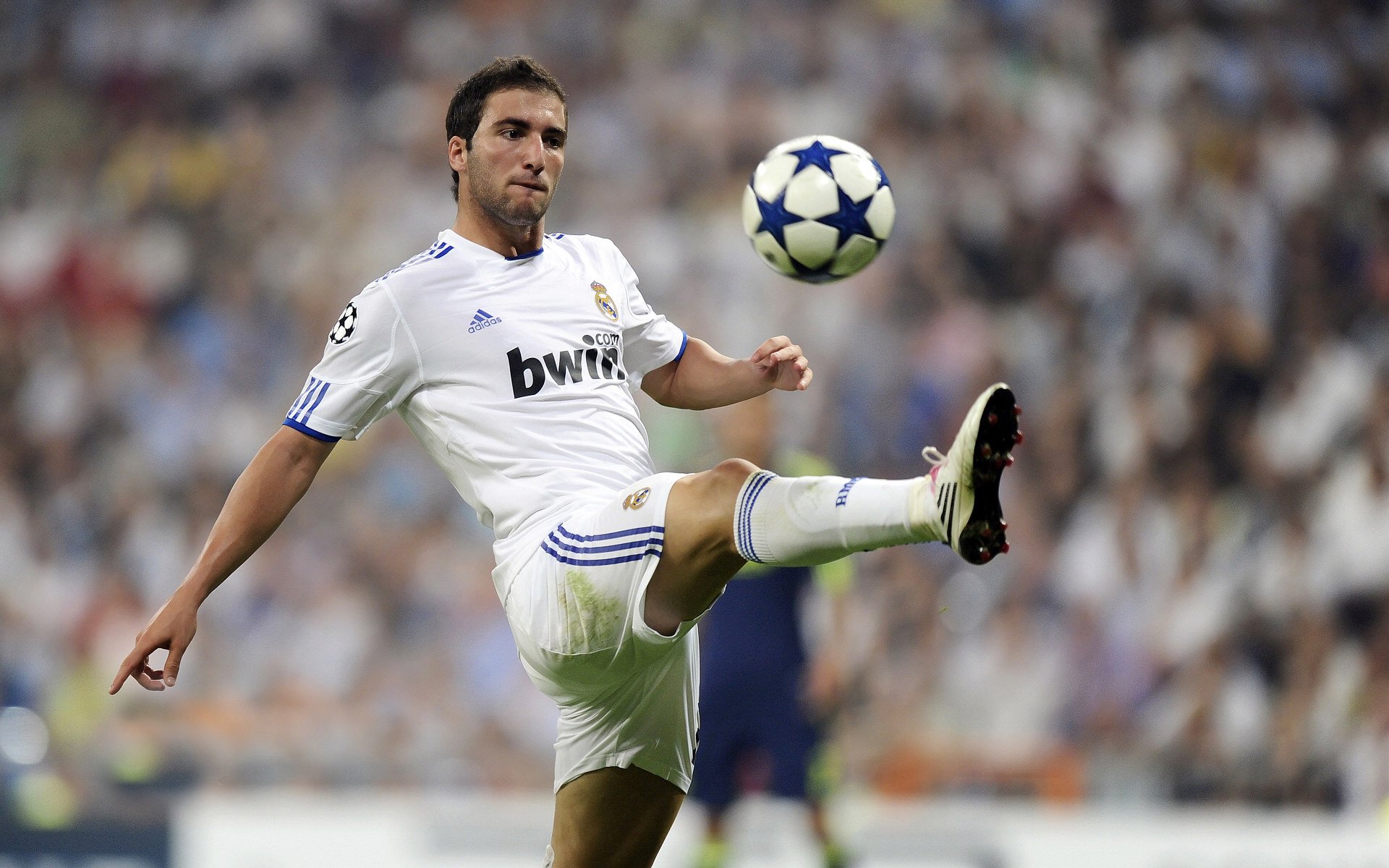 意甲强队面对密集赛程保持稳定战绩表现出色，意甲队伍